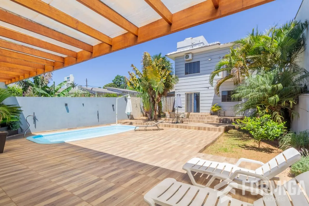 Casa à venda com 3 dormitórios, 4 banheiros, 2 vagas de garagens e 200m² de área privativa no bairro Universitário