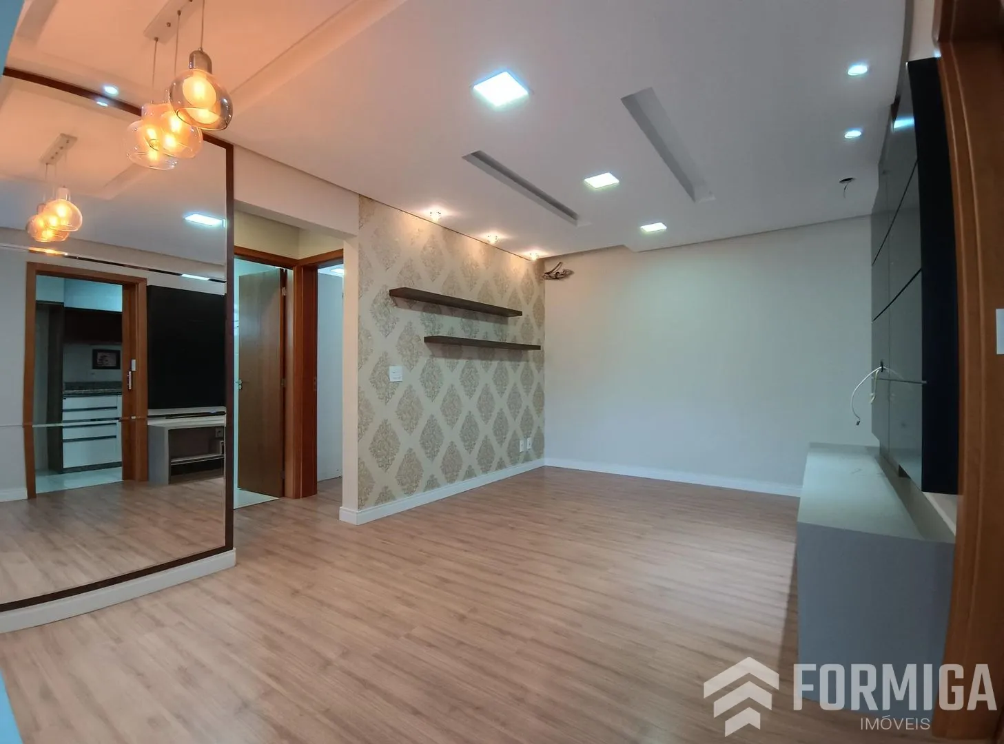 Apartamento à venda com 3 dormitórios, 2 banheiros, 2 vagas de garagens e 80m² de área privativa no bairro Vila Real