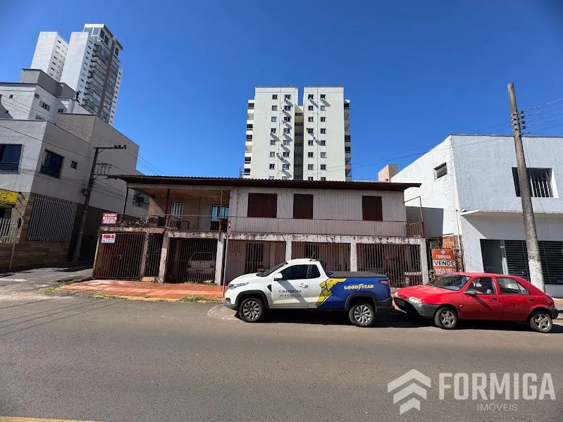 Casa à venda com 3 dormitórios, 3 banheiros, 3 vagas de garagens e 320m² de área privativa no bairro Centro