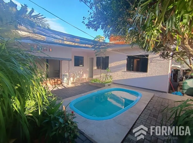 Casa à venda com 3 dormitórios, 2 banheiros, 2 vagas de garagens e 256m² de área privativa no bairro Santo Antônio