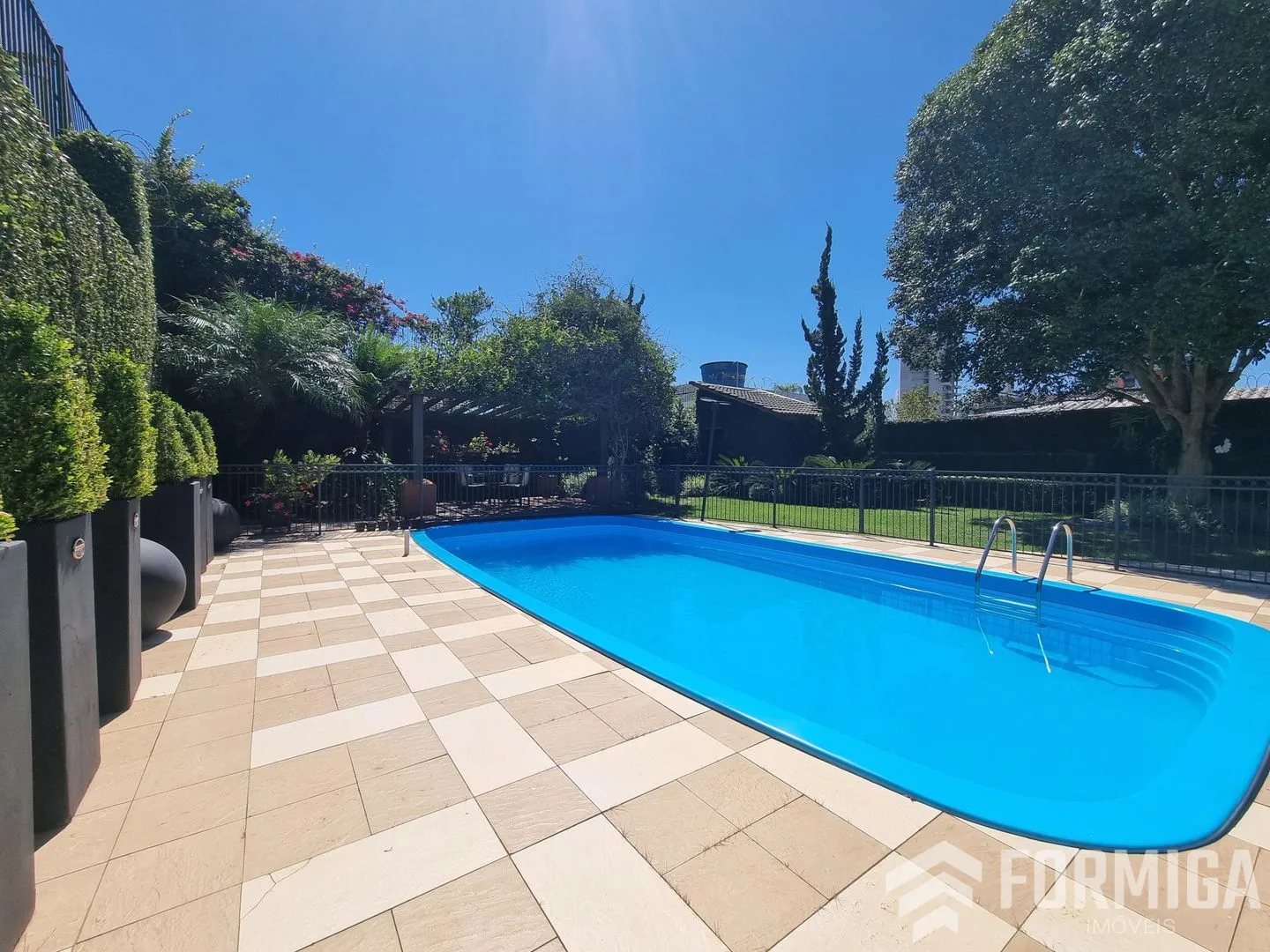 Casa à venda com 3 dormitórios, 4 banheiros, 5 vagas de garagens e 445m² de área privativa no bairro Jardim Itália