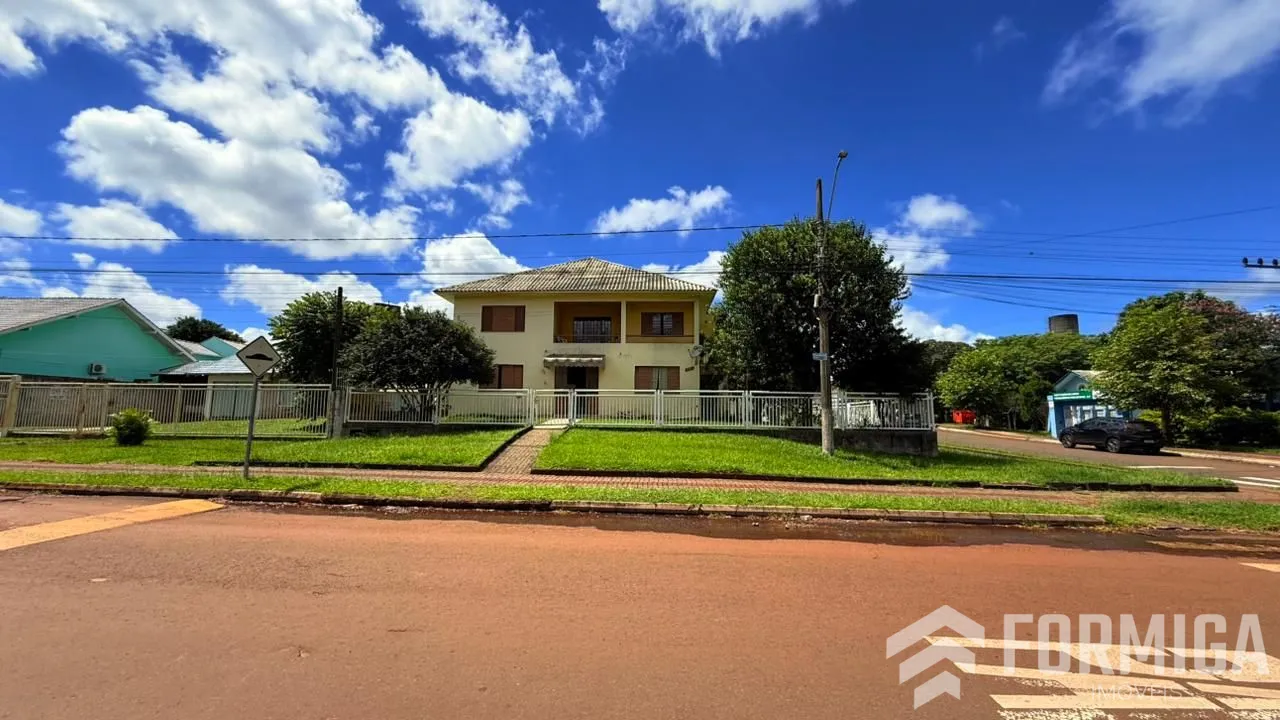 Casa à venda com 9 dormitórios, 7 banheiros, 3 vagas de garagens e 319m² de área privativa no bairro Saic