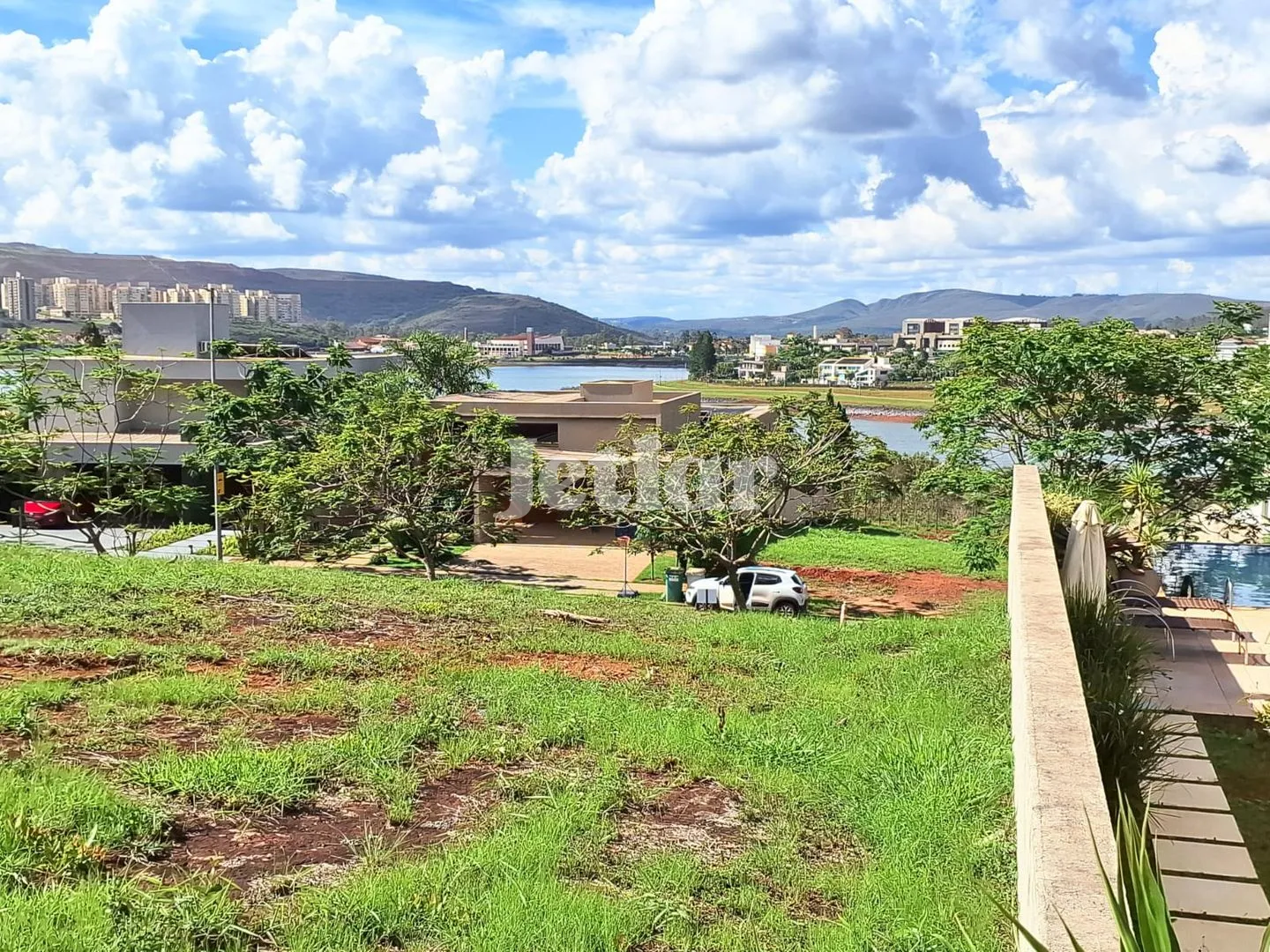 Grande terreno no Alphaville com Casa residencial vista pelos fundos