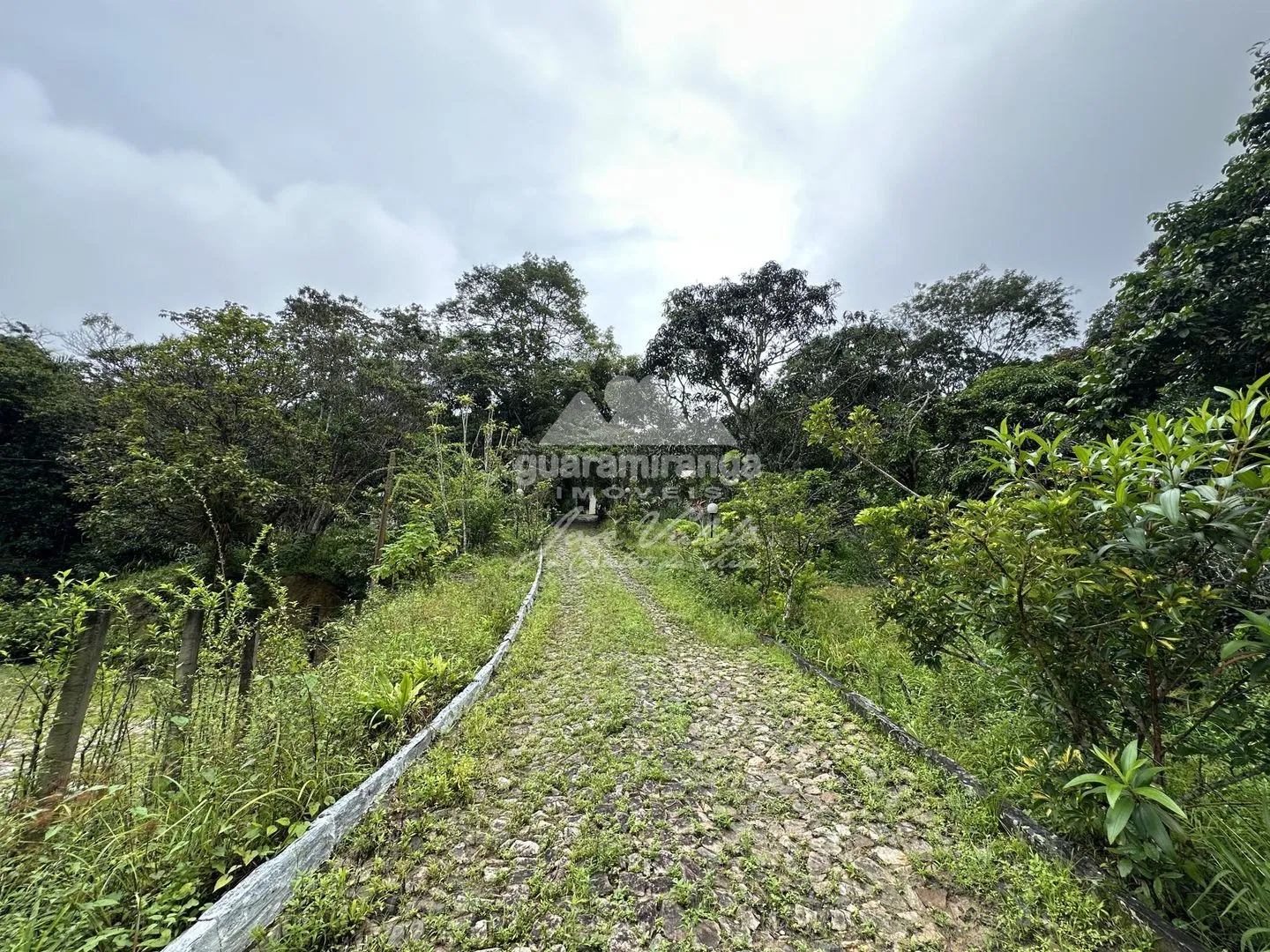 Sítio com 0,9049ha com casa de 330m² e vista para montanhas.
