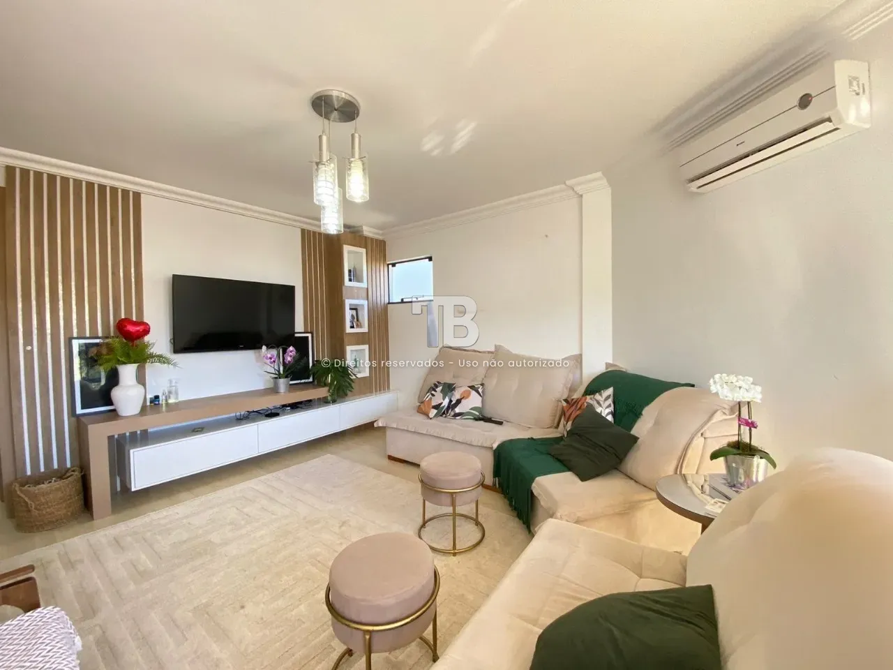 Casa à venda com 3 dormitórios, 2 banheiros, 2 vagas de garagens e 148m² de área privativa no bairro Santa Maria