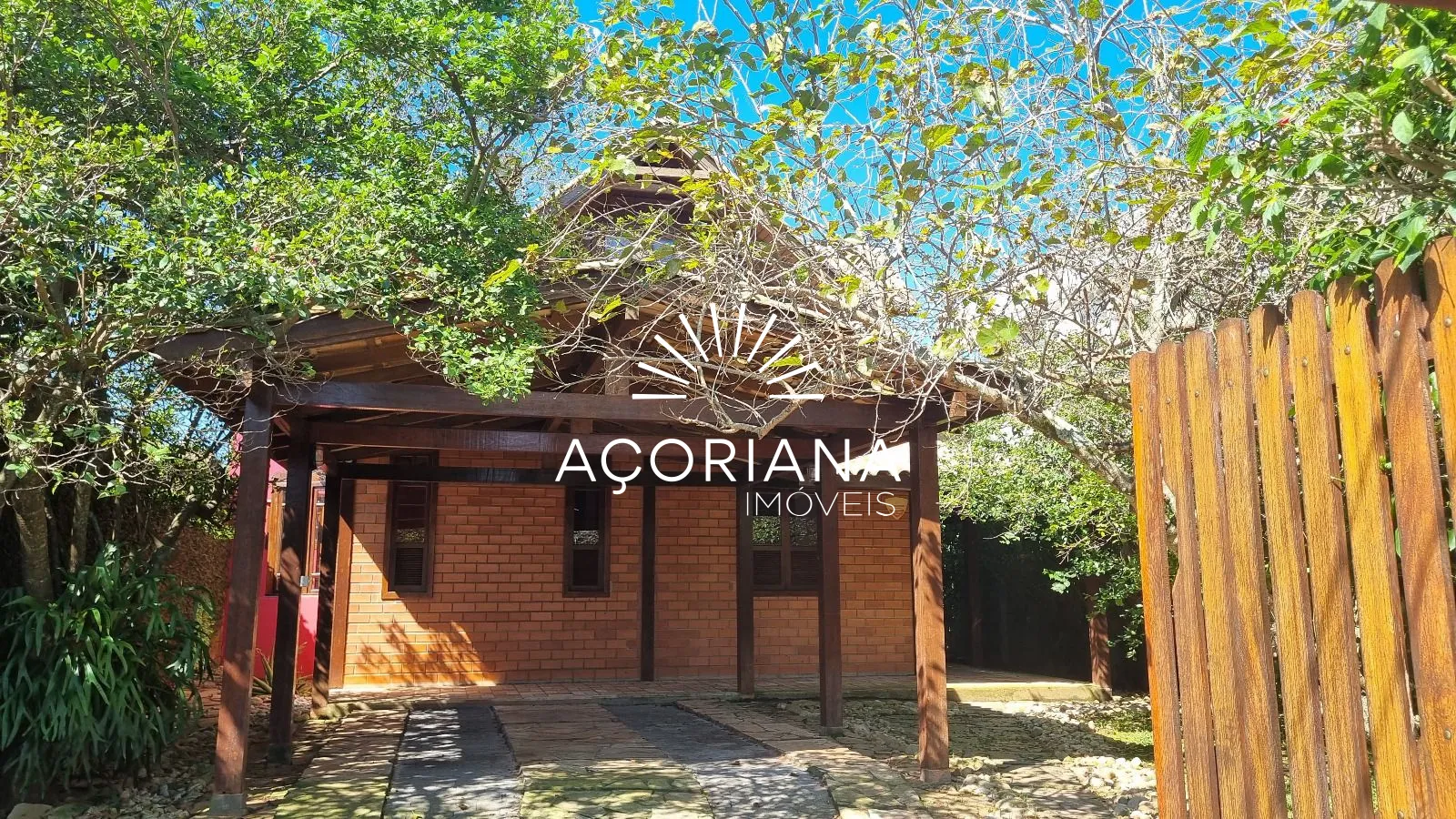 Casa 3 dormitórios em localização privilegiada no Rio Tavares 50m da trilha para praia