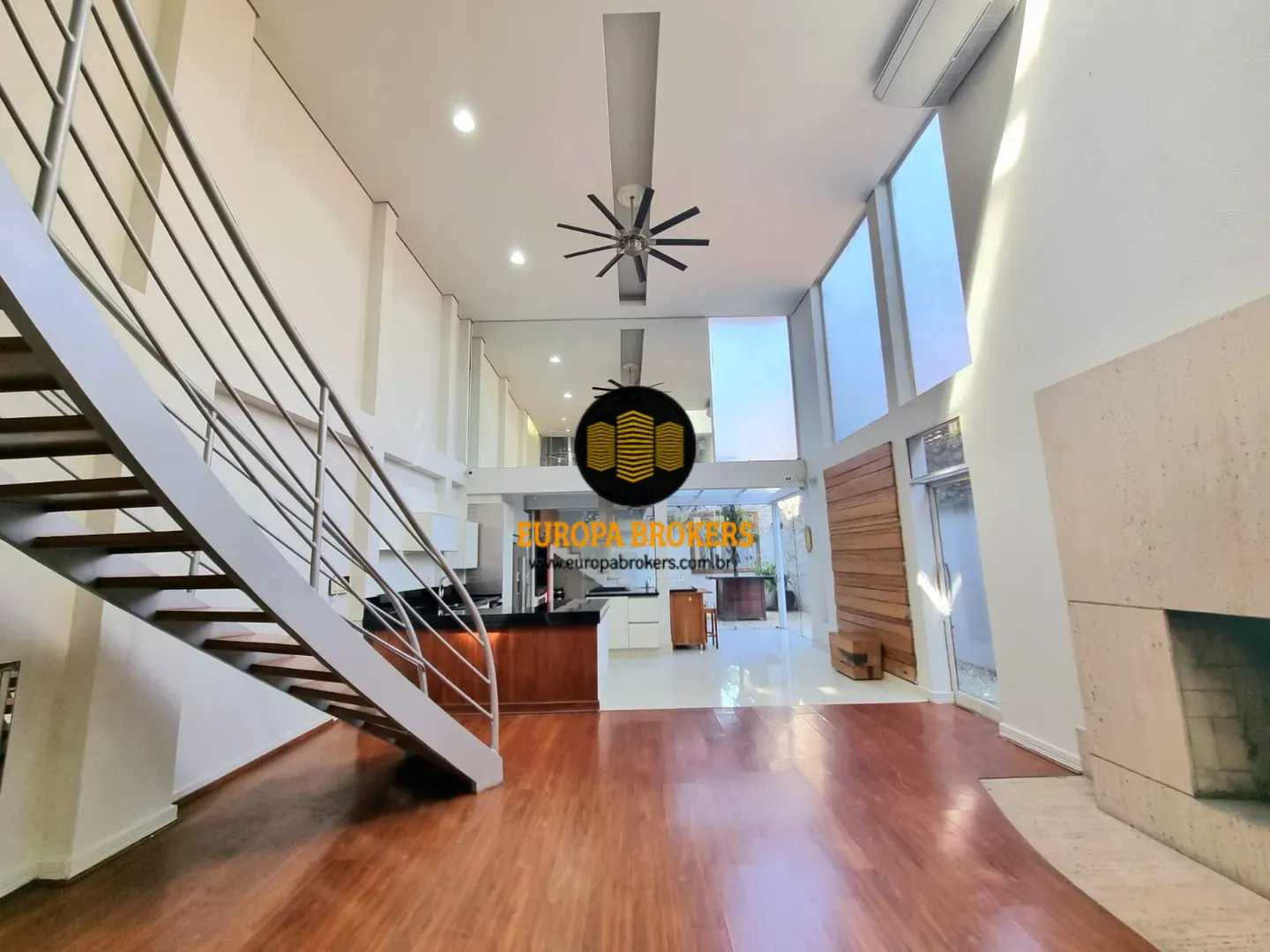 SALA COM PÉ DIREITO DUPLO
