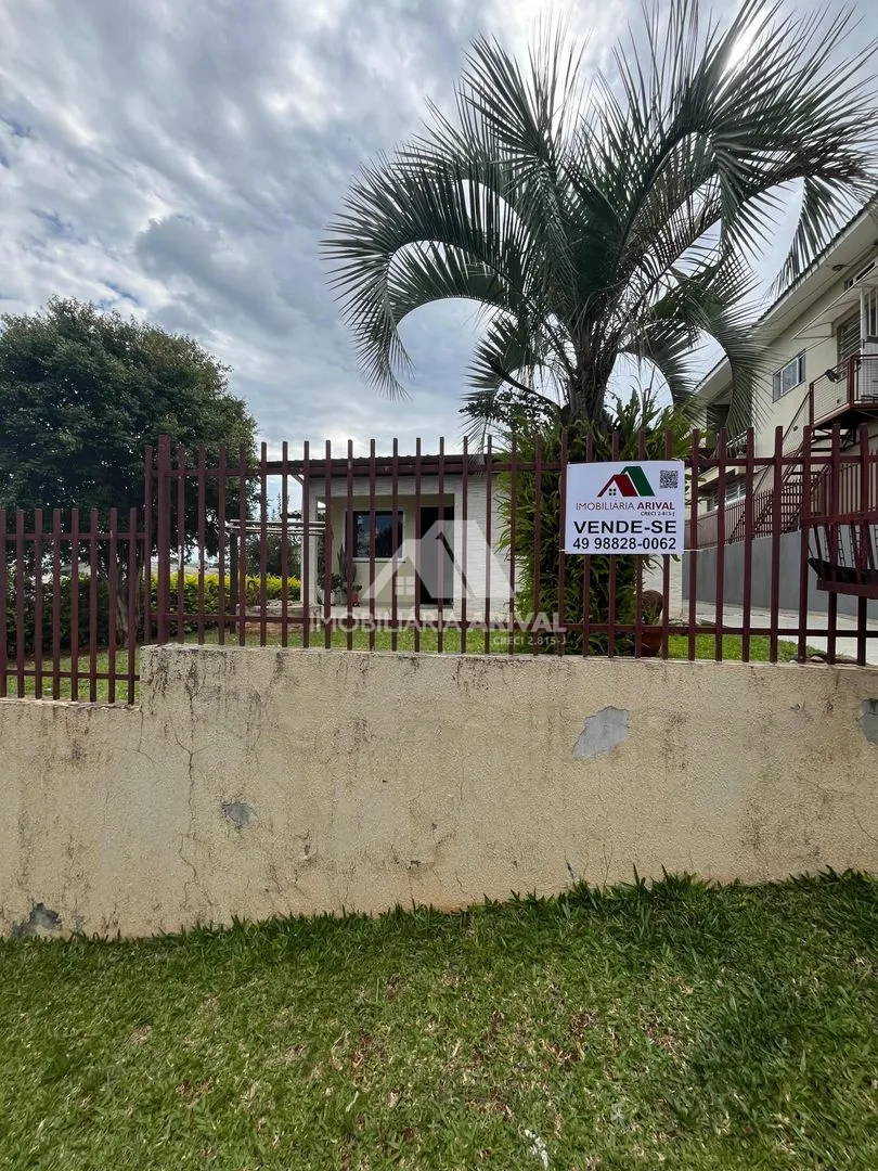 Casa à venda com 3 dormitórios, 2 banheiros, 1 vaga de garagem e 115m² de área privativa no bairro Passo dos Fortes