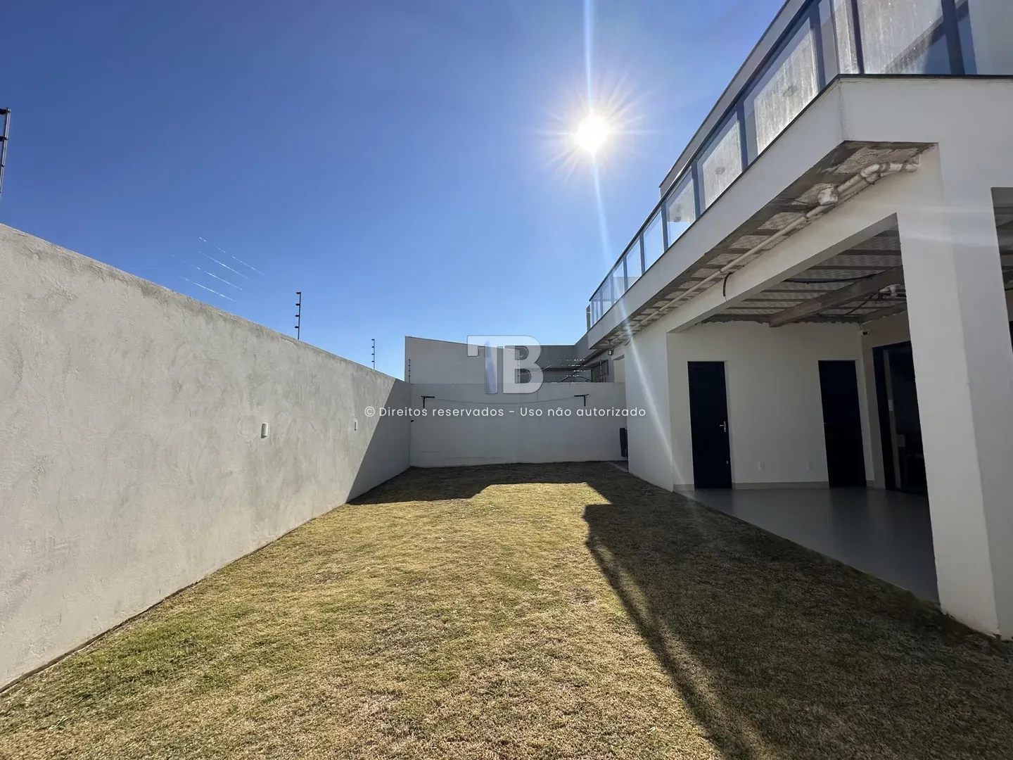 Casa semimobiliada - Alto Padrão