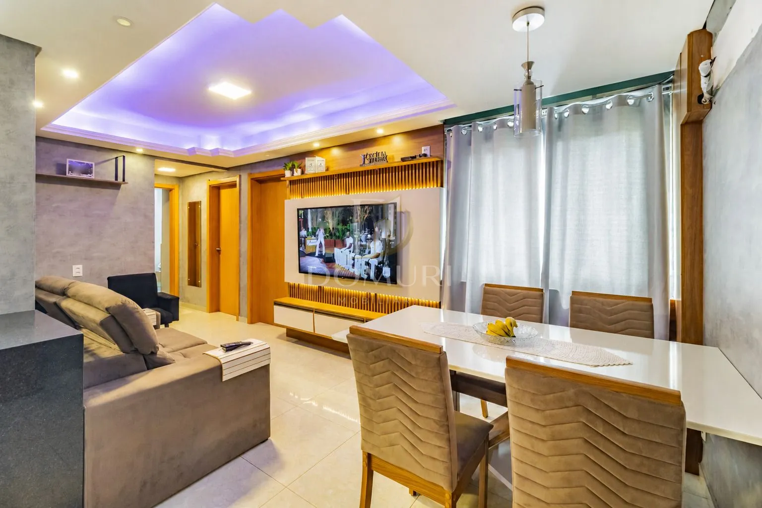Sala de estar integrada e mobiliada do apartamento no Residencial Marriot