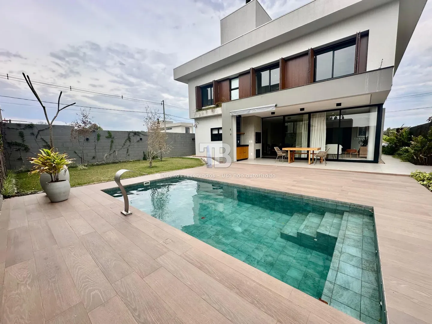 Casa à venda com 4 dormitórios, 3 banheiros, 2 vagas de garagens e 292m² de área privativa no bairro Santos Dumont