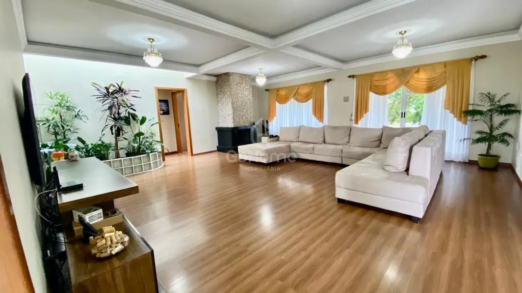 Casa à venda com 5 dormitórios, 4 banheiros, 6 vagas de garagens e 450m² de área privativa no bairro Universitário