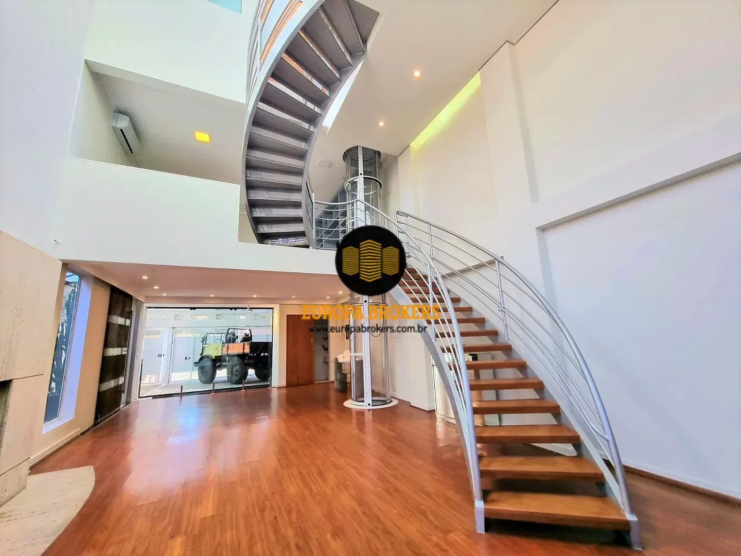 SALA COM PÉ DIREITO DUPLO