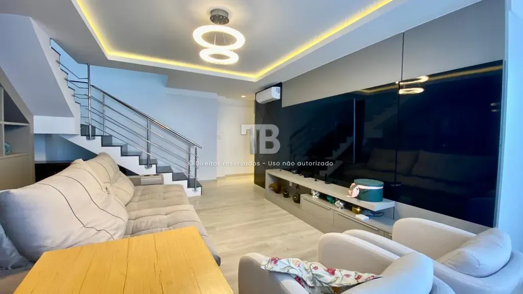 Casa à venda com 3 dormitórios, 4 banheiros, 3 vagas de garagens e 223m² de área privativa no bairro Santa Maria