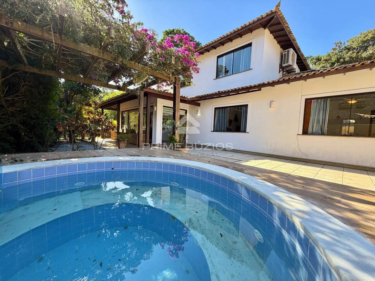 Casa em condomínio a venda, 4 quartos, 3 suítes, 3 vagas, Manguinhos – Armação dos Búzios/RJ