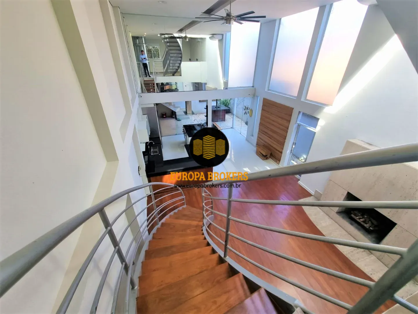 SALA COM PÉ DIREITO DUPLO