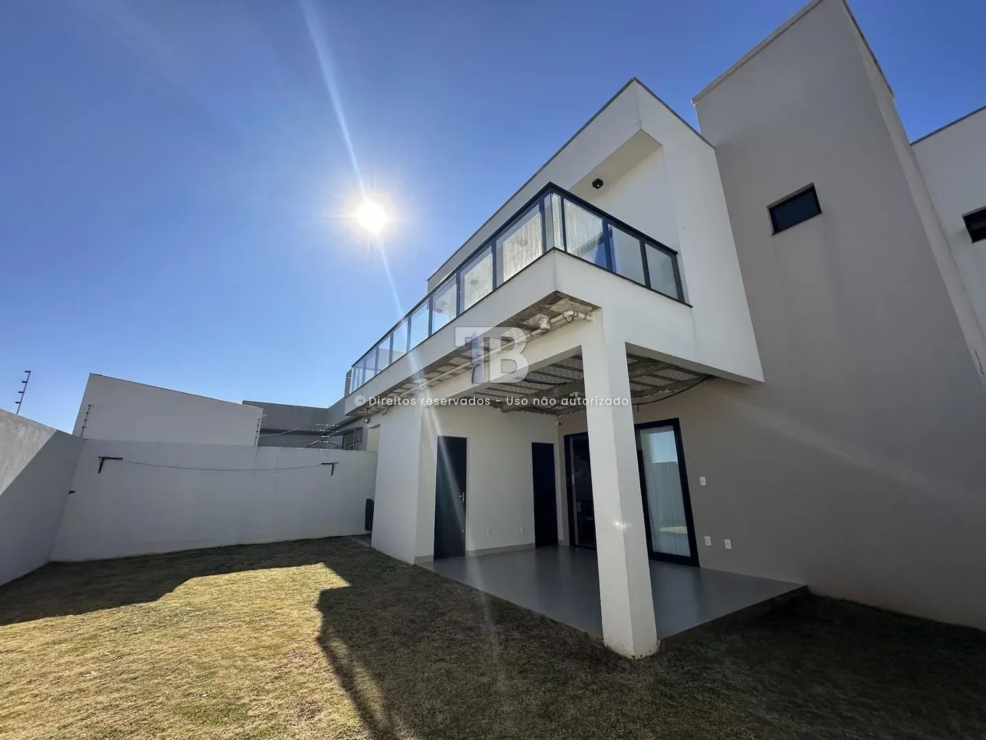 Casa semimobiliada - Alto Padrão