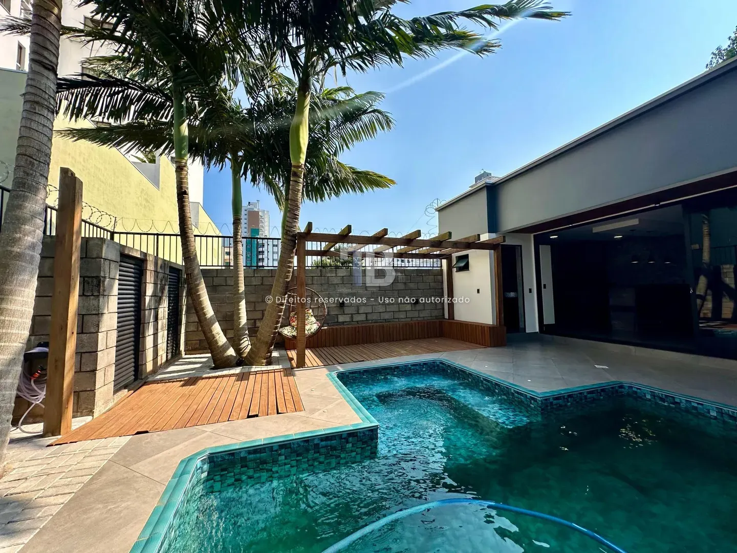 Casa à venda com 3 dormitórios, 4 banheiros, 4 vagas de garagens e 290m² de área privativa no bairro Presidente Médici