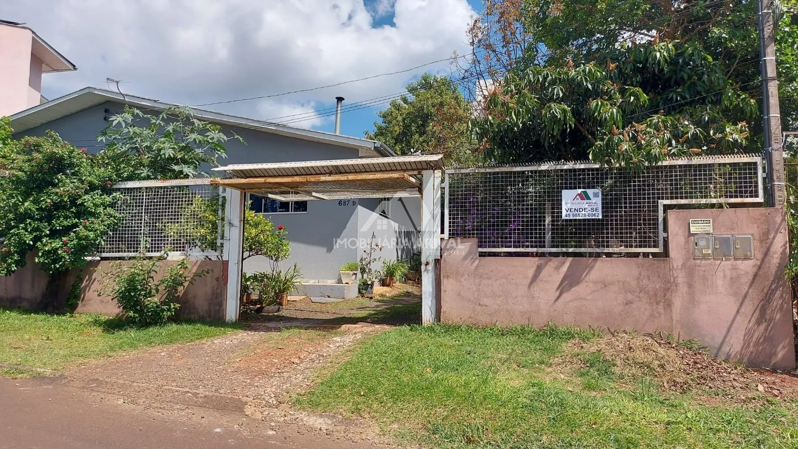 Casa à venda com 4 dormitórios, 1 banheiro, 2 vagas de garagens e 120m² de área privativa no bairro Santo Antônio