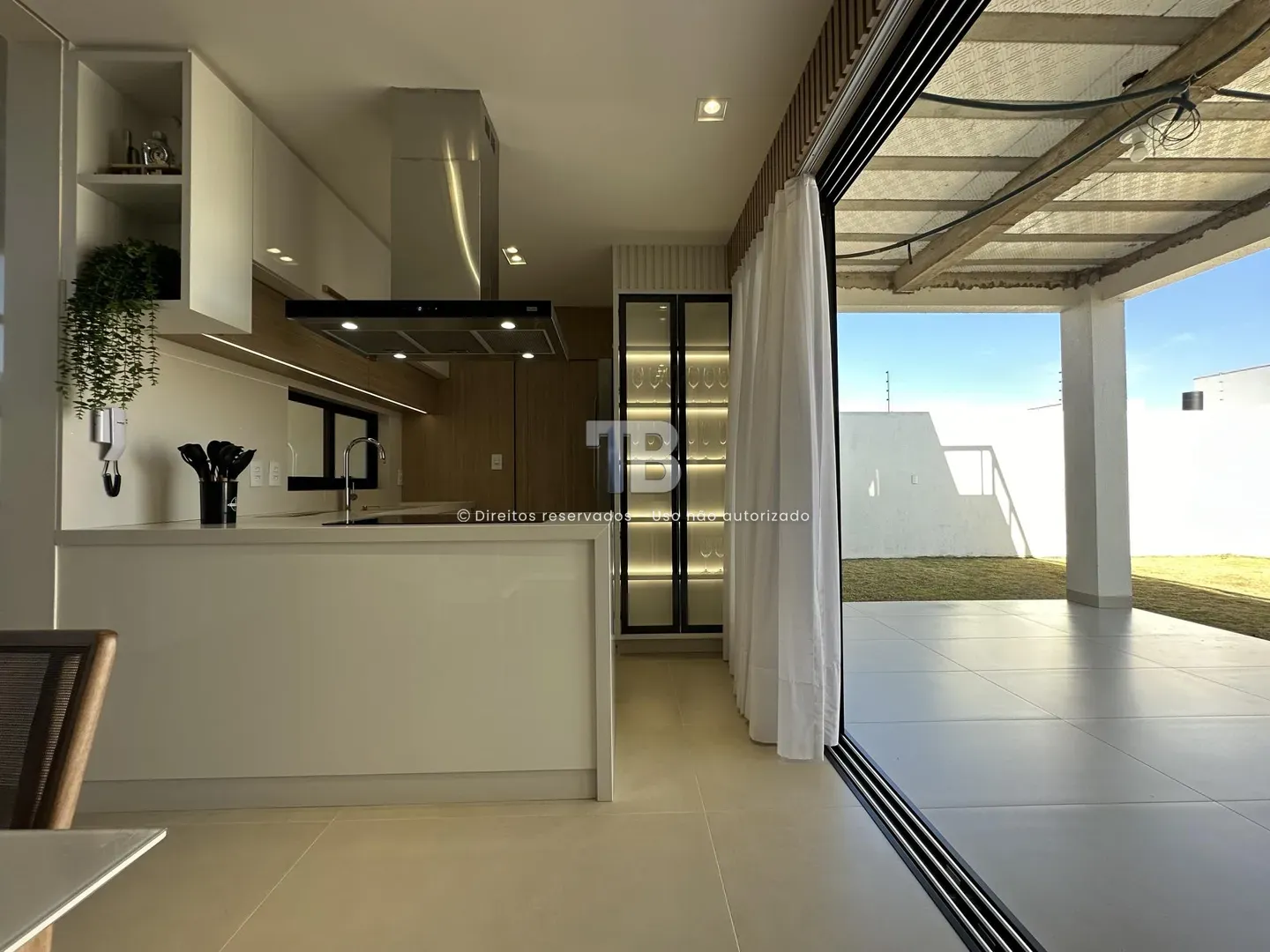 Casa semimobiliada - Alto Padrão