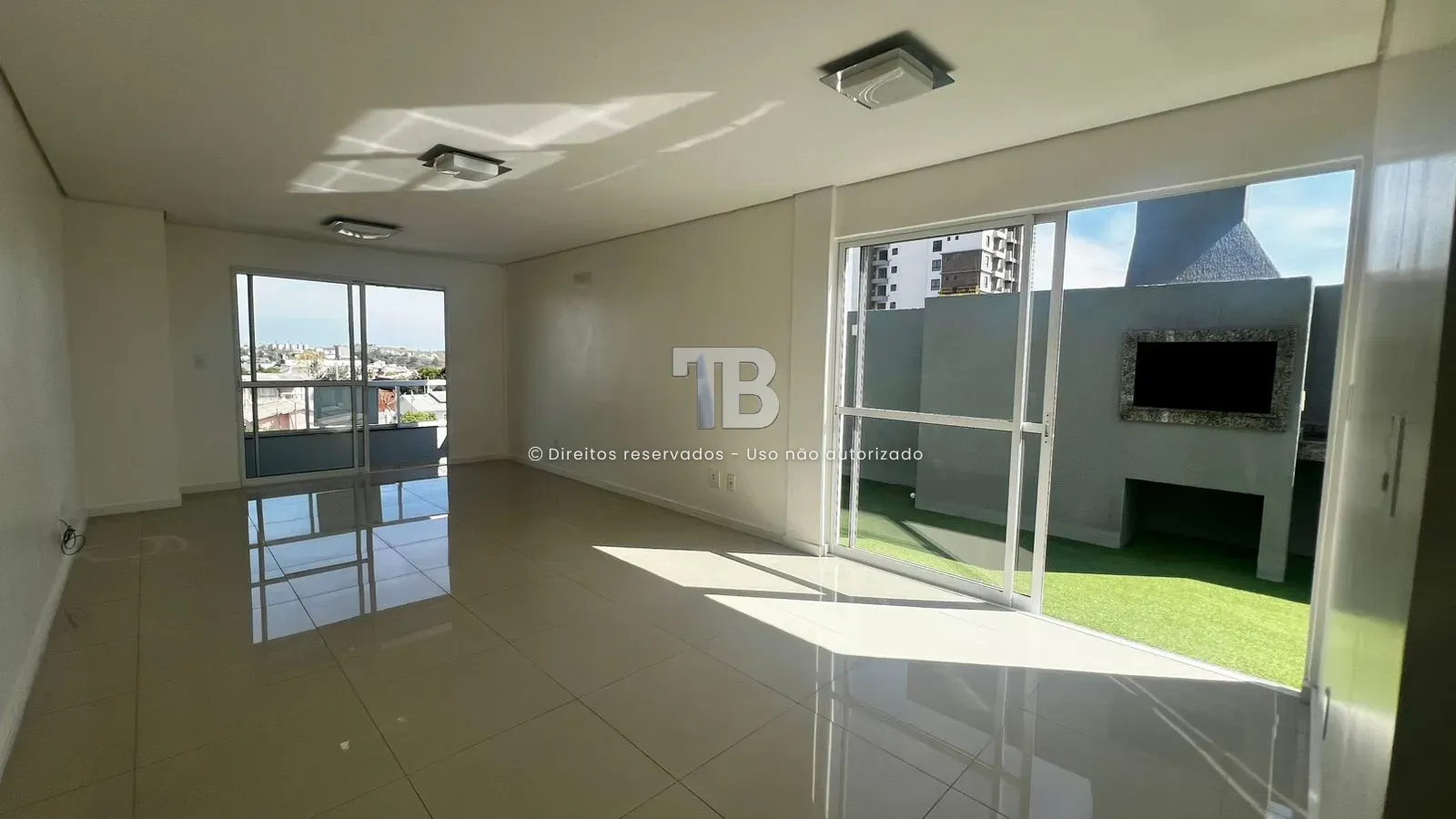 Apartamento à venda com 3 dormitórios, 2 banheiros, 2 vagas de garagens e 121m² de área privativa no bairro Universitário