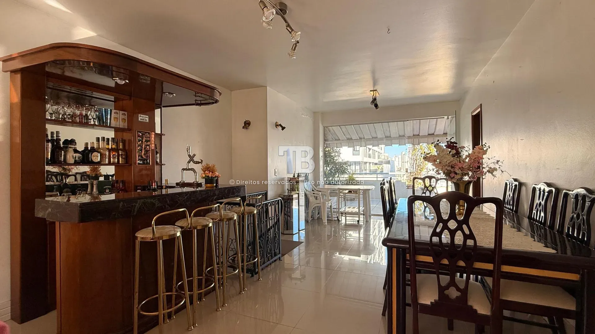 Casa à venda com 3 dormitórios, 5 banheiros, 2 vagas de garagens e 234m² de área privativa no bairro Centro