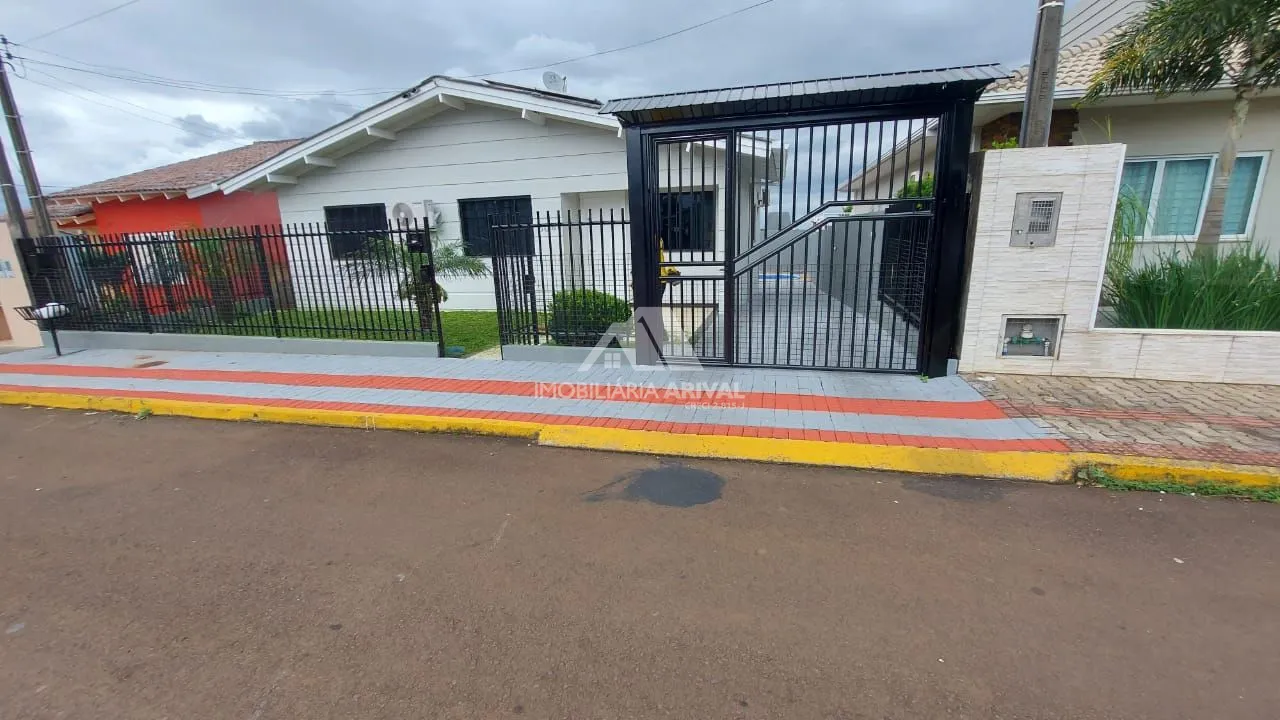 Casa à venda com 4 dormitórios, 2 banheiros, 2 vagas de garagens e 159m² de área privativa no bairro Universitário