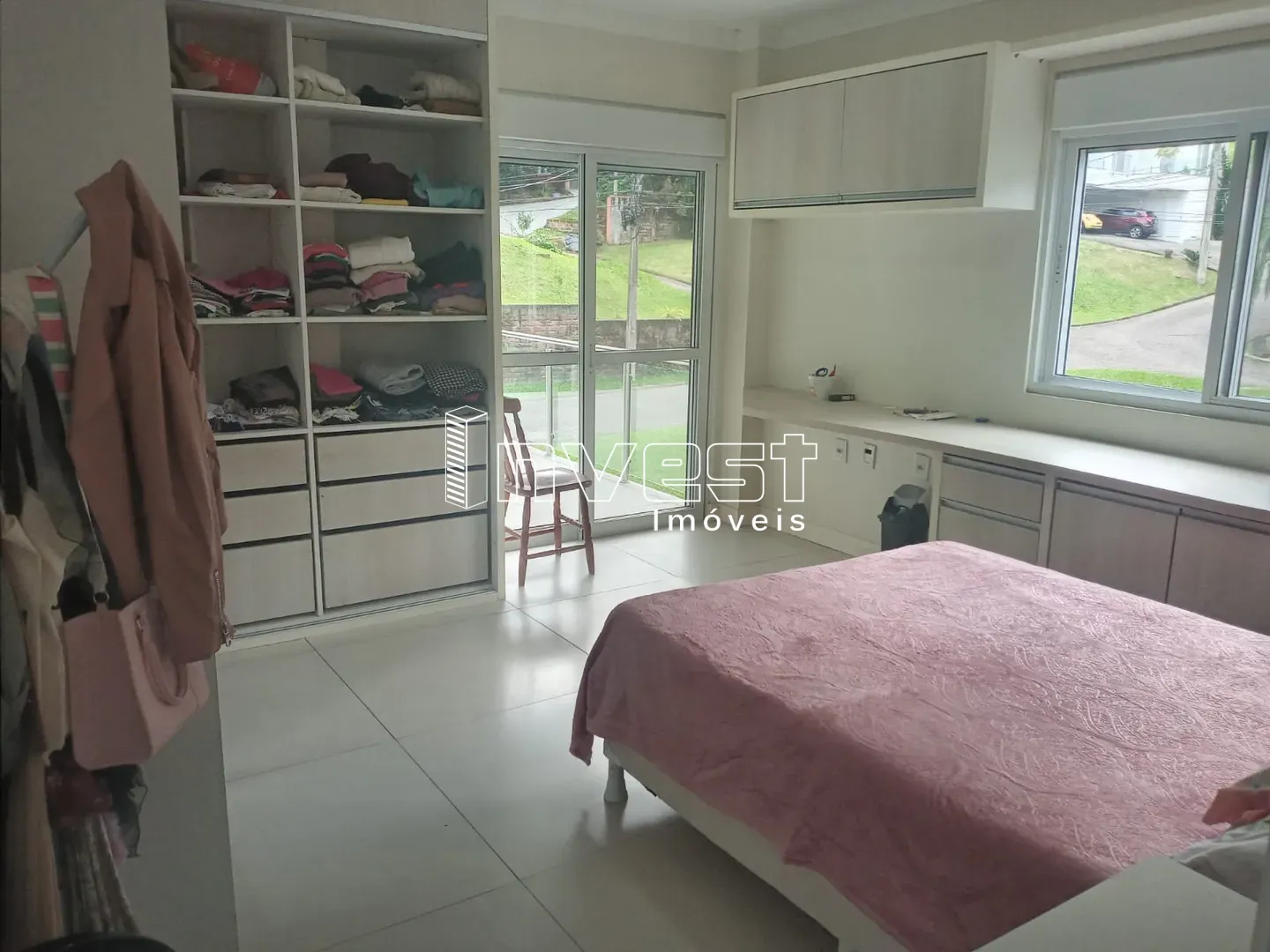 Linda casa em condomínio fechado com vista panorâmica