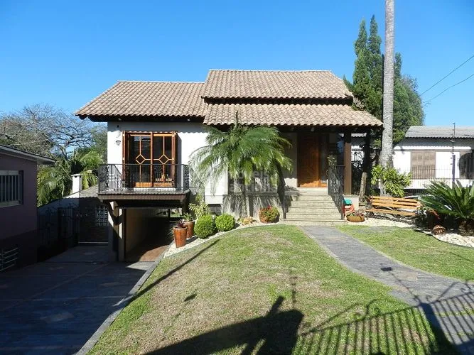 Casa central com 3 dormitórios,quiosque churrasqueira e piscina.