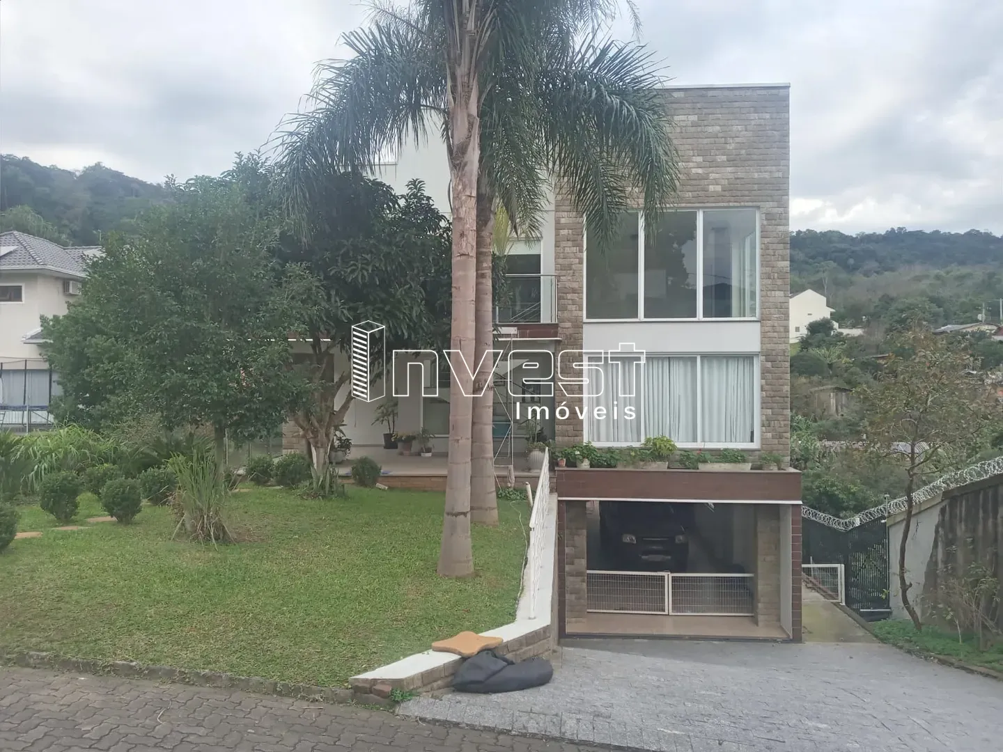 Linda casa em condomínio fechado com vista panorâmica