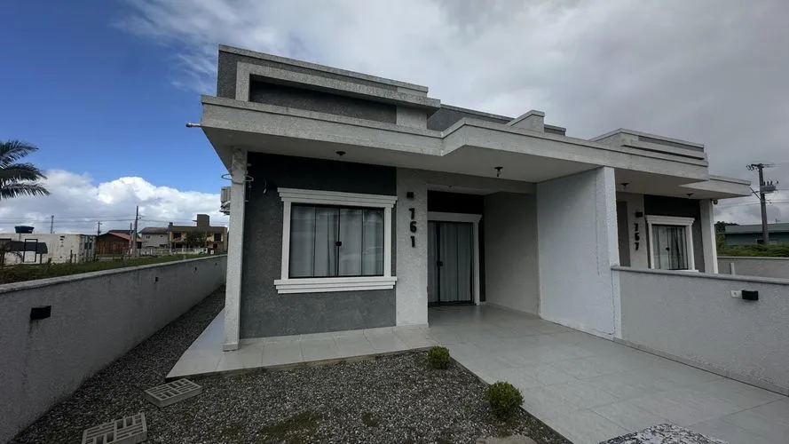 Casa com piscina e 91,5m² à venda por R$550.000,00 em Itapoá-SC