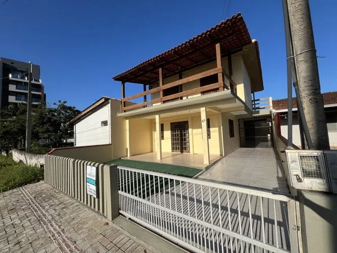 Sobrado em Itapoá-SC com 96m² por R$785.000,00