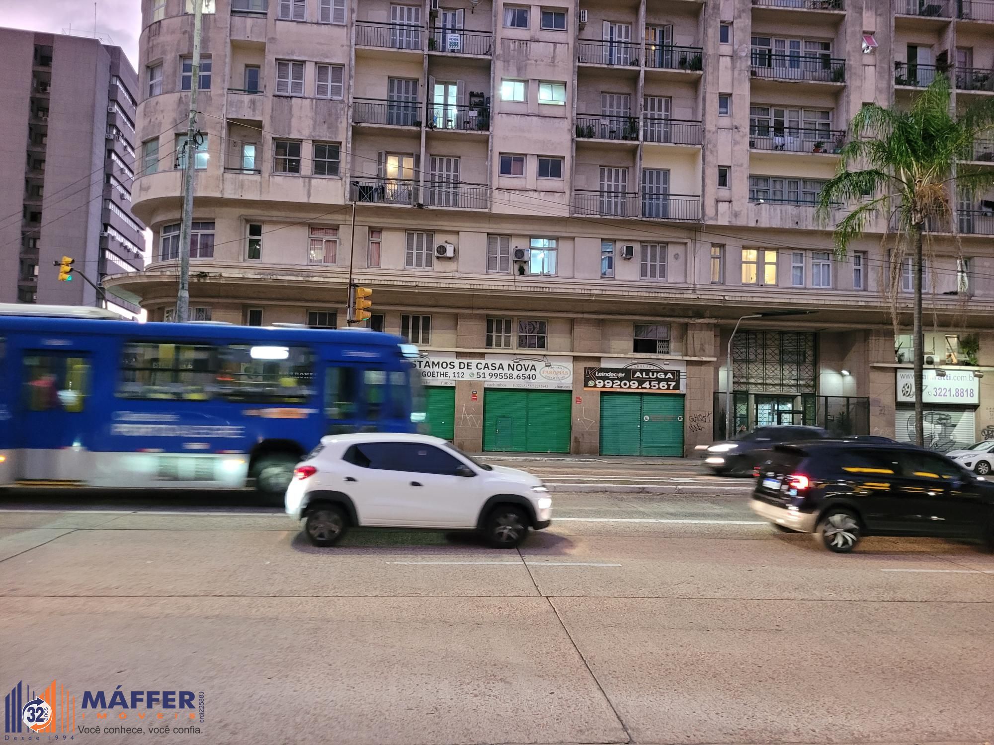 🏙️ MÁFFER IMÓVEIS ALUGA LOJA COMERCIAL na Av. Farrapos, com 213m² de área privativa, amplo imóvel com pé-direito alto, vitrine para a avenida com excelente visibilidade.