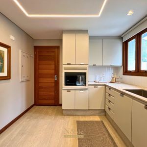 Apartamento com 180m², 3 dormitórios, 1 suíte, 2 vagas no Debret em Torres para Comprar