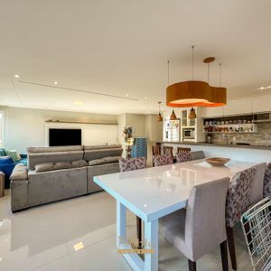 Apartamento com 124m², 3 dormitórios, 3 suítes, 2 vagas no Lê Classic em Torres para Comprar