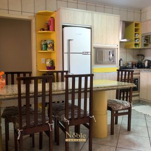 Casa com 180m², 5 dormitórios, 1 suíte, 2 vagas no bairro Praia da Cal em Torres para Comprar