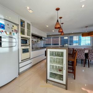 Apartamento com 124m², 3 dormitórios, 3 suítes, 2 vagas no Lê Classic em Torres para Comprar