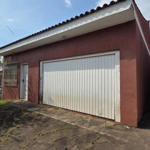 Excelente oportunidade para quem busca duas residências no mesmo terreno. A casa da frente, com 45 m², 1 dormitório e 2 vagas de garagem. A casa dos fundos de 2 pavimentos, com 195 m² , 2 dormitórios e 1 suíte.