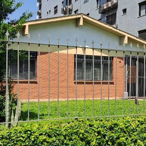 Casa térrea de 250m² no miolo do  Bairro Tristeza na Zona Sul
