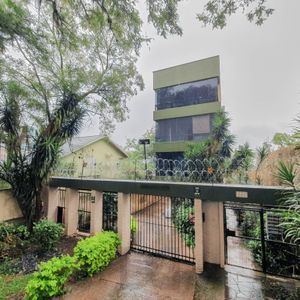 Amplo apartamento de 2 dormitórios, sendo 1 suíte, e uma  ótima dependência de empregada, 3 banheiros, em localização privilegiada no  Bairro Cristal.