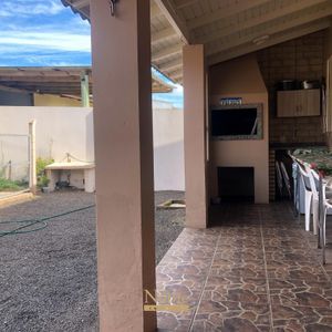 Casa com 180m², 5 dormitórios, 1 suíte, 2 vagas no bairro Praia da Cal em Torres para Comprar