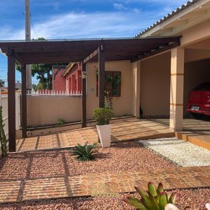 Casa com 180m², 5 dormitórios, 1 suíte, 2 vagas no bairro Praia da Cal em Torres para Comprar