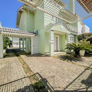 Casa 3 quartos, sendo 3 suítes, piscina, academia, 3 vagas.
