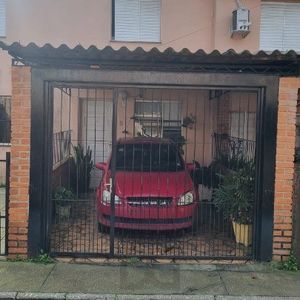 Sobrado em condomínio no bairro Vila Nova com 2 dormitórios, sendo 1 suíte.