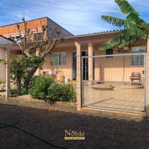 Casa com 180m², 5 dormitórios, 1 suíte, 2 vagas no bairro Praia da Cal em Torres para Comprar