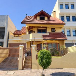 Casa com 4 suítes, piscina e área gourmet no bairro Tristeza.