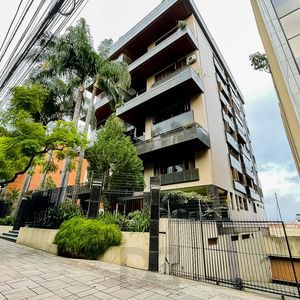 Maravilhoso apartamento no Bairro Moinhos de Vento com 4 dormitórios e 3 suítes.