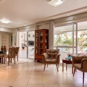 Apartamento com 232m², 4 dormitórios, 4 suítes, 2 vagas no Estevanell em Torres para Comprar