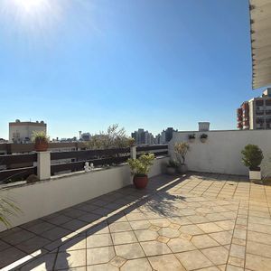 Excelente cobertura com 154m² de área privativa, 2 dormitórios e 1 vaga de garagem, localizada no bairro Menino Deus.