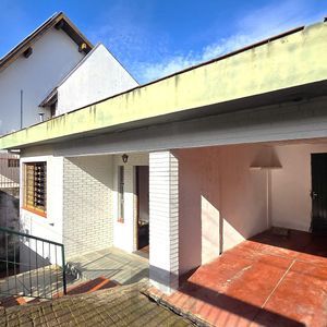 Excelente casa com 160 m² privativos, 4 dormitórios e garagem para 2 carros.